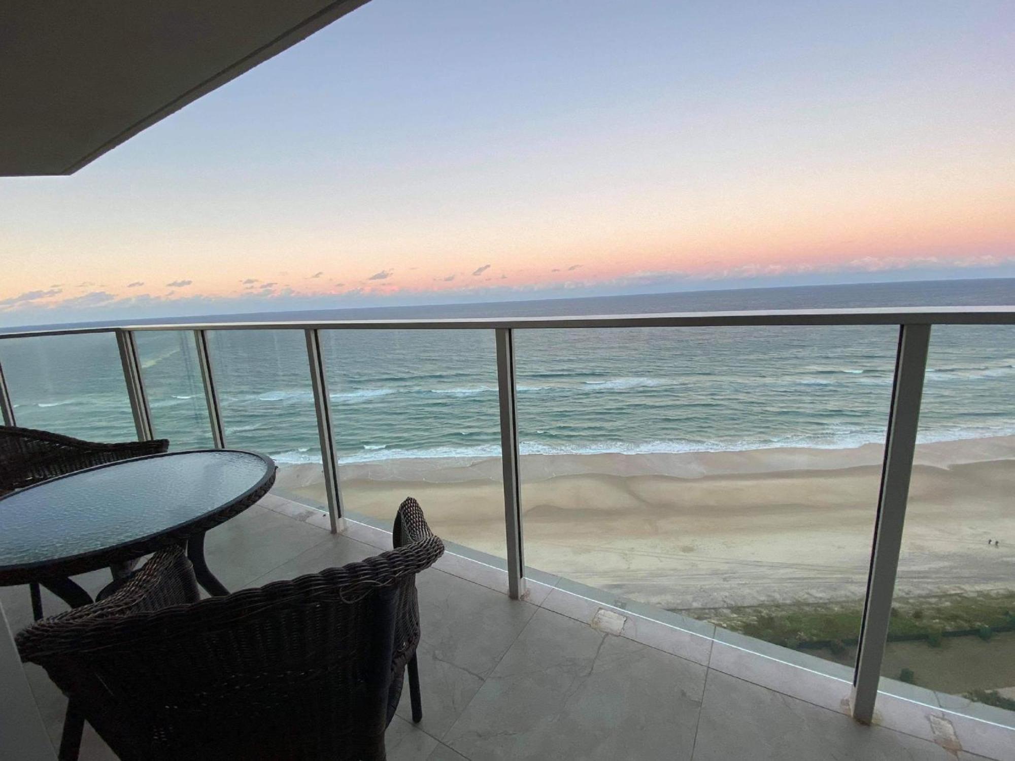 Hi Surf Beachfront Resort Apartments Gold Coast Bagian luar foto